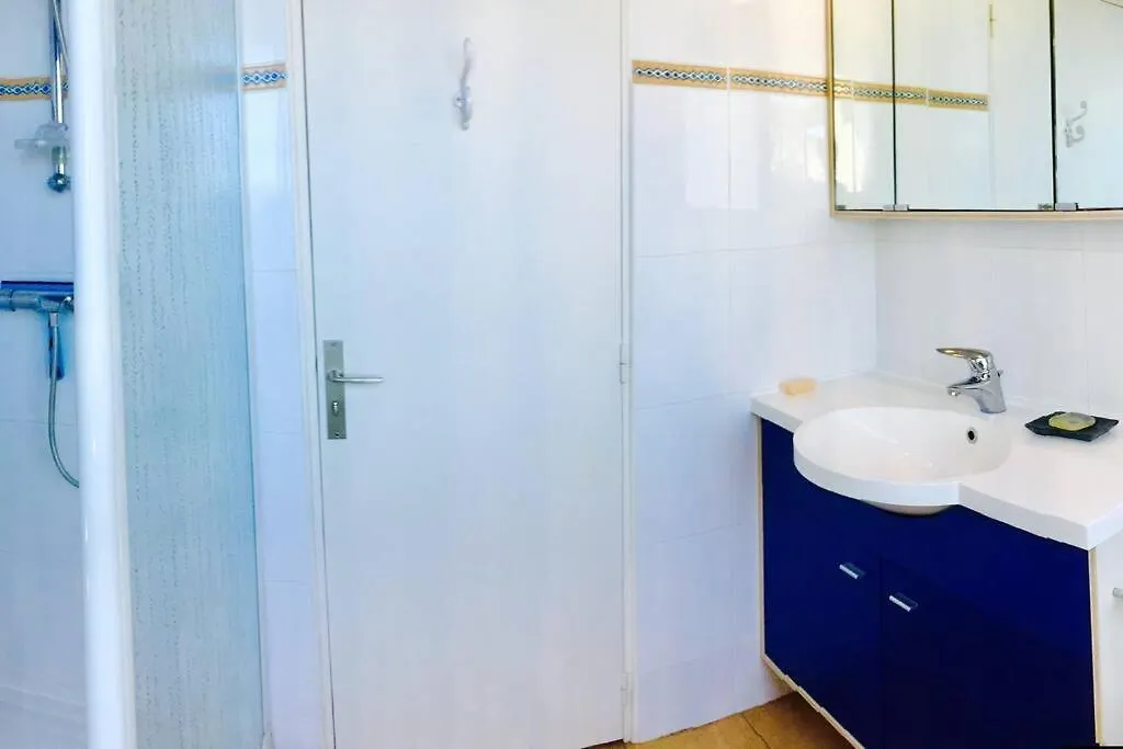 Sunny, Modern Apartment 邦多勒