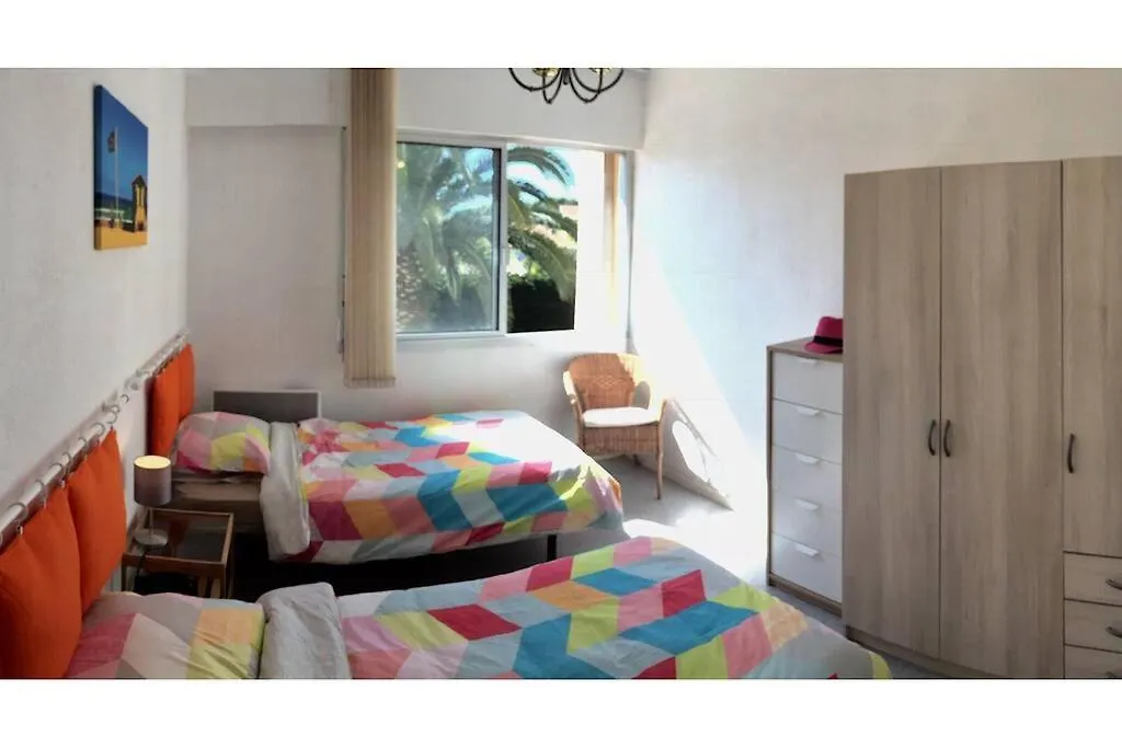 Sunny, Modern Apartment 邦多勒